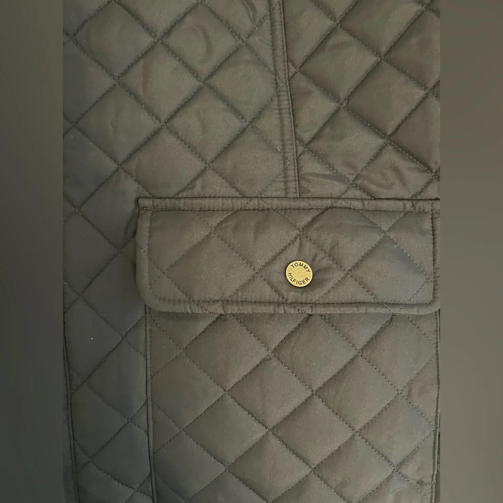 Tommy Hilfiger Quilted Jacket with Red Interior - Picture 4 of 7
